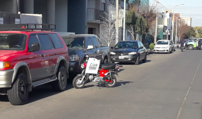 Abri la puerta de la camioneta y no vio que vena una moto